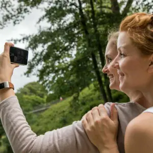 ZWei Frauen machen ein Selfie