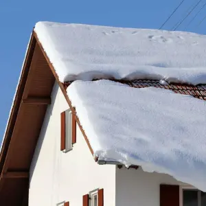Schneebedecktes Dach