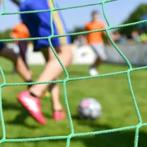 Kinder spielen Fußball