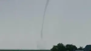 Möglicher Tornado über der Elbe bei Brokdorf