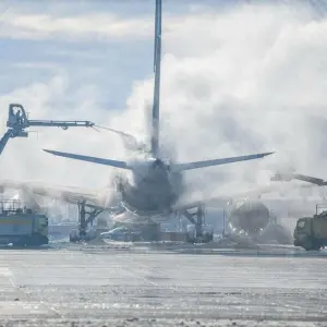 Ein Flugzeug wird am Münchner Flughafen von Eis befreit
