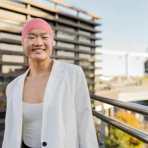 Eine junge Frau mit Bandana