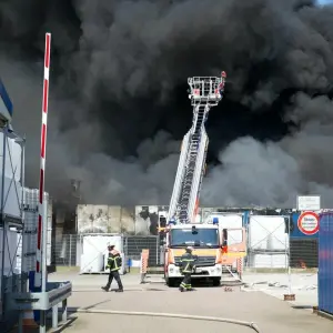 Großbrand einer Lagerhalle in Hamburg