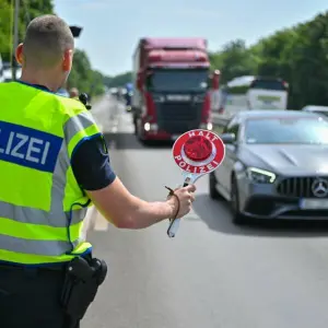 Symbolbild - Grenzkontrolle auf der A12