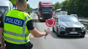 Symbolbild - Grenzkontrolle auf der A12