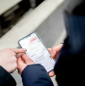 Zwei Personen bedienen die DB-App