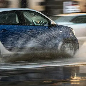 Ein Auto bei Aquaplaning