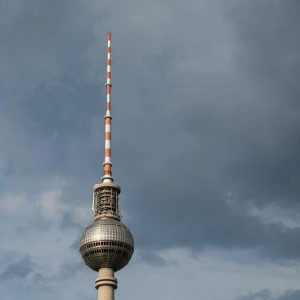 Dunkle Wolken über dem Fernsehturm