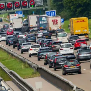 Urlaubsrückreiseverkehr auf Autobahn