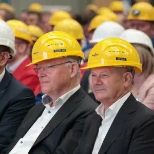 Bundeskanzler Scholz besucht Meyer Werft