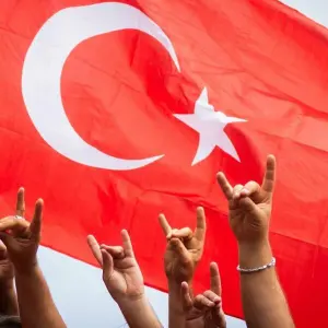 Türkei-Fans zeigen den Wolfsgruß