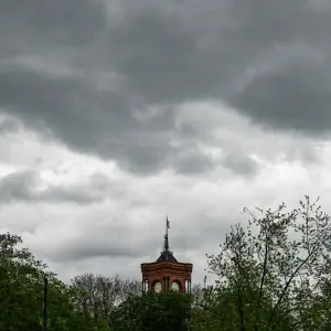 Wolken über dem Roten Rathaus