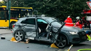 Bus stößt mit Auto zusammen