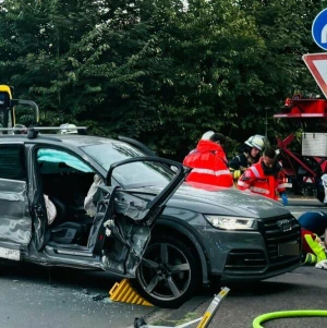 Bus stößt mit Auto zusammen