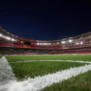 Fußballstadion bei Nacht