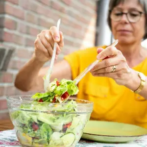 Eine Frau ist Salat