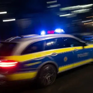 Ein Polizeiauto fährt mit Blaulicht zum Einsatz