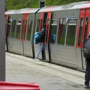 Fahrgäste steigen in U-Bahn ein