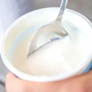 Naturjoghurt in einem Becher