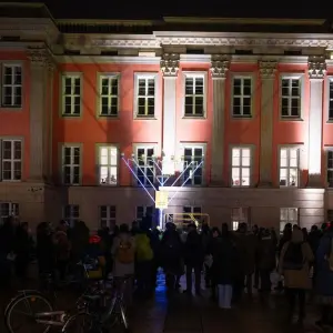 Erstes Licht das des Chanukka-Leuchters vor dem Landtag