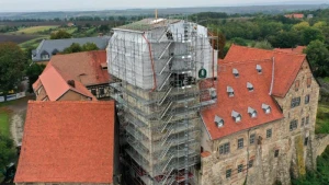 Richtfest für Turmhaube der Burg Weißensee