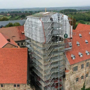 Richtfest für Turmhaube der Burg Weißensee