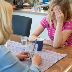 Mutter und Tochter unterhalten sich