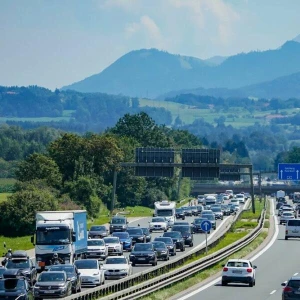 Dichter Verkehr auf der A8 bei Rosenheim