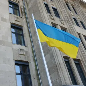 Ukrainische Flagge vor Staatskanzlei in Düsseldorf