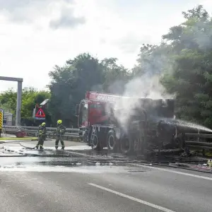 Brennender Autokran - A42 stundenlang gesperrt