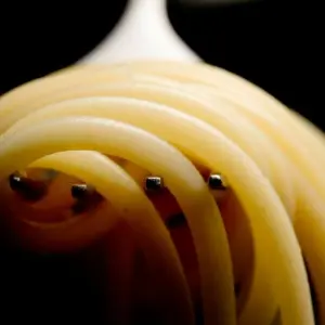 Spaghetti in Nahaufnahme auf einer Gabel.
