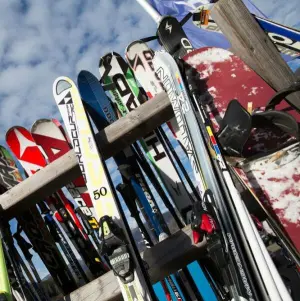 Blick auf diverse Skier