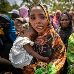 Frau mit Kleinkind im Südsudan