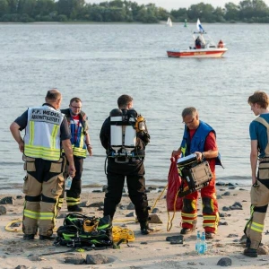 Rettungsaktion: Zeuge sah Schwimmer in Elbe untertauchen