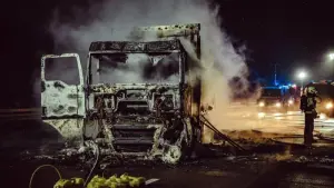 Lastwagen brennt auf A9 bei Bitterfeld-Wolfen - Vollsperrung