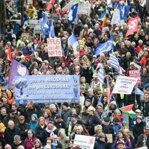 „Nie wieder Krieg“-Demonstration Berlin