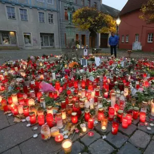 Kerzen in Erinnerung an eine 14-Jährige in Aschersleben