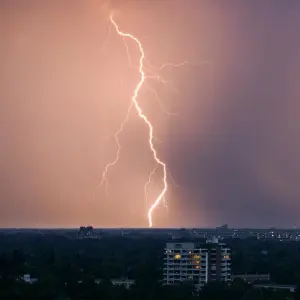 Ein Blitz entlädt sich während eines Gewitters über Hannover