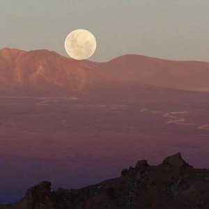 Mond über Atacama-Wüste