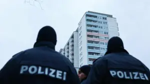 Feuerlöscher aus Hochhaus geworfen - Polizei befragt Anwohner