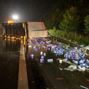 Lastwagen auf A3 umgestürzt