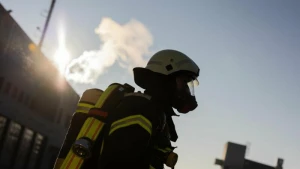 Ein Feuerwehrmann in Atemschutzausrüstung (Symbolbild)