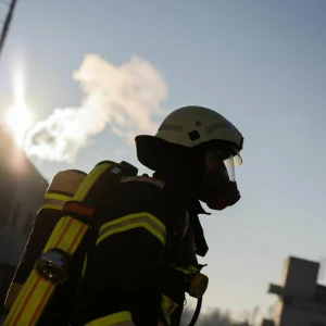 Ein Feuerwehrmann in Atemschutzausrüstung (Symbolbild)