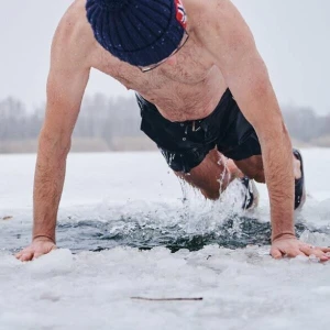 Mann beim Eisbaden