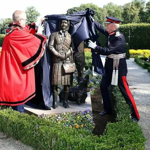 Statue von Queen Elizabeth in Antrim