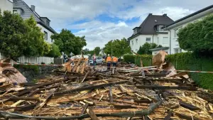 Starkwind deckt in Hagen Kirchendach ab und weht Bäume um