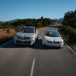 BMW Vision Neue Klasse X (l) und BMW Vision Neue Klasse