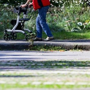 Mann mit Rollator