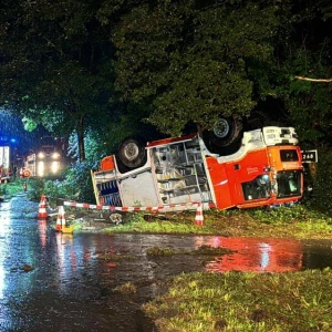 Löschfahrzeug überschlägt sich - Feuerwehrleute verletzt