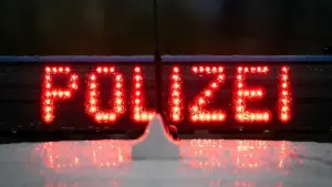 Ein LED-Schild auf dem Dach eines Polizeiautos
